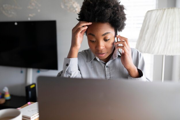 Mujer de negocios trabajando desde casa en la nueva normalidad