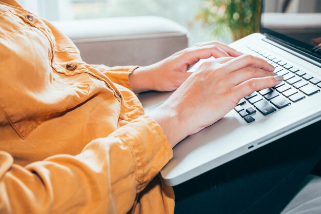 Mujer de negocios trabajando en casa