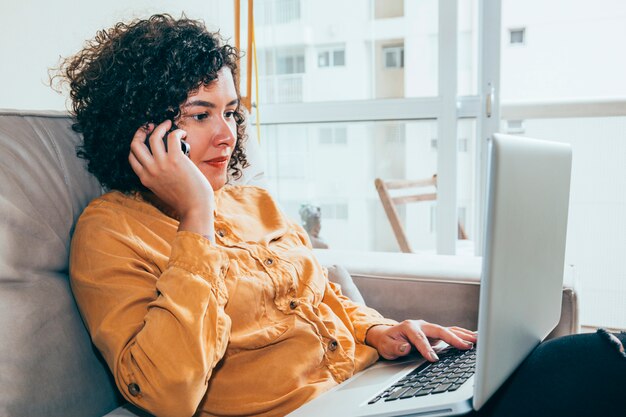 Mujer de negocios trabajando en casa