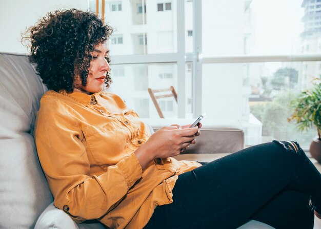 Mujer de negocios trabajando en casa