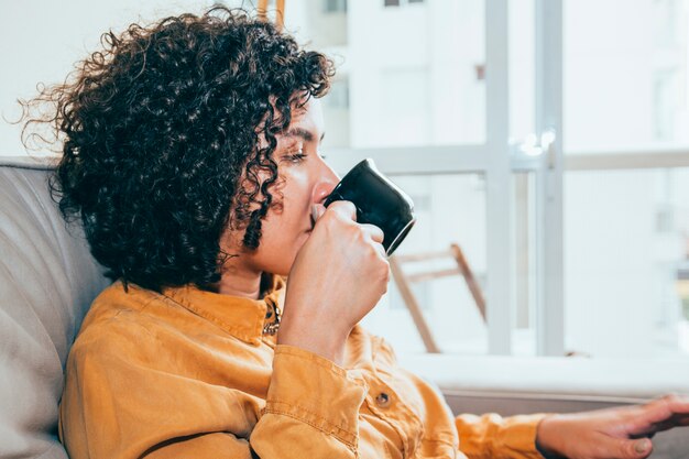 Mujer de negocios trabajando en casa