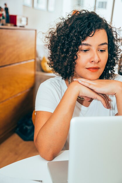 Mujer de negocios trabajando en casa