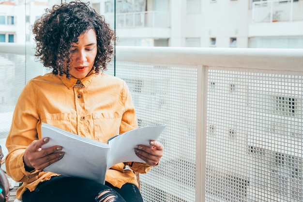 Foto gratuita mujer de negocios trabajando en casa