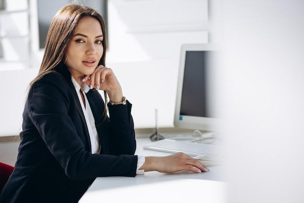 Mujer de negocios trabajando en una computadora en una oficina