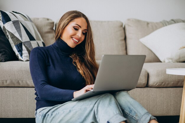 Mujer de negocios trabajando en la computadora portátil en casa