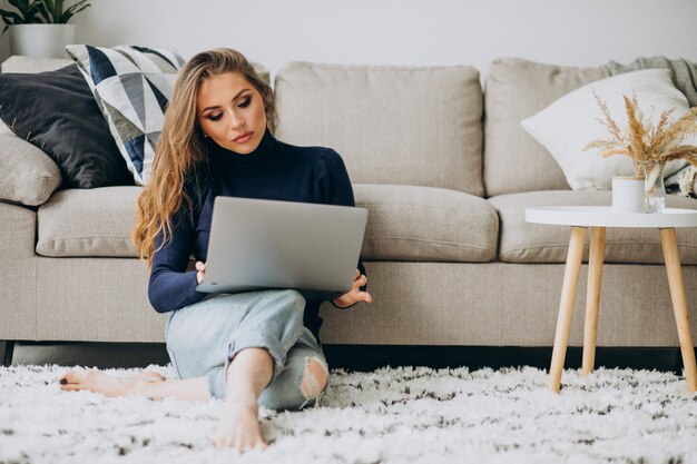 Mujer de negocios trabajando en la computadora portátil en casa