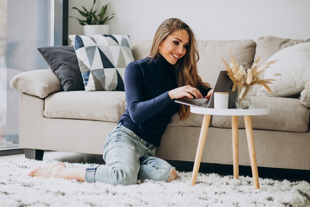 Mujer de negocios trabajando en la computadora portátil en casa