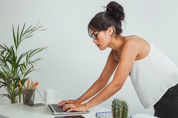 Mujer de negocios trabajando con mala postura