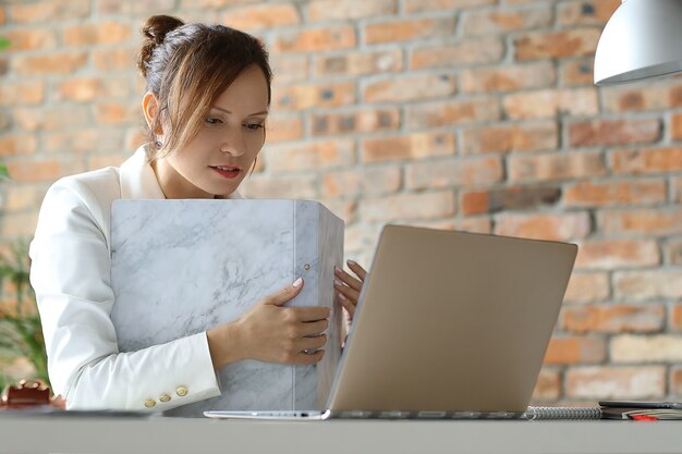 Mujer de negocios trabajando en la oficina