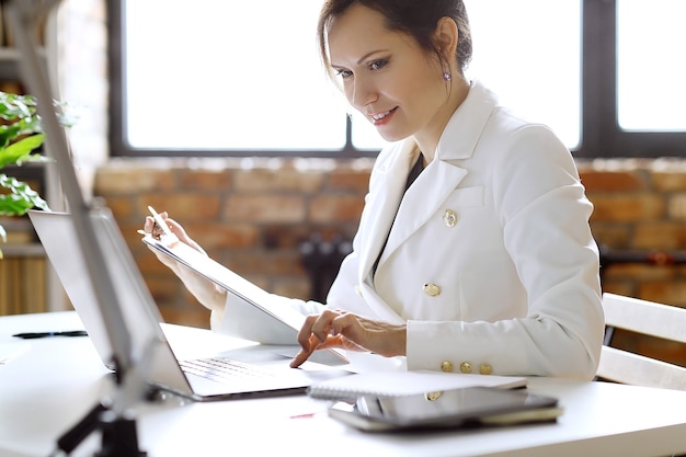 Mujer de negocios trabajando en la oficina