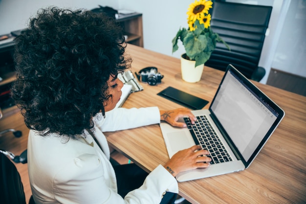 Mujer de negocios trabajando en la oficina