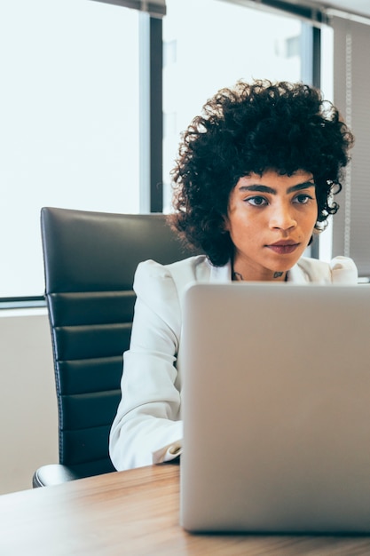 Mujer de negocios trabajando en la oficina