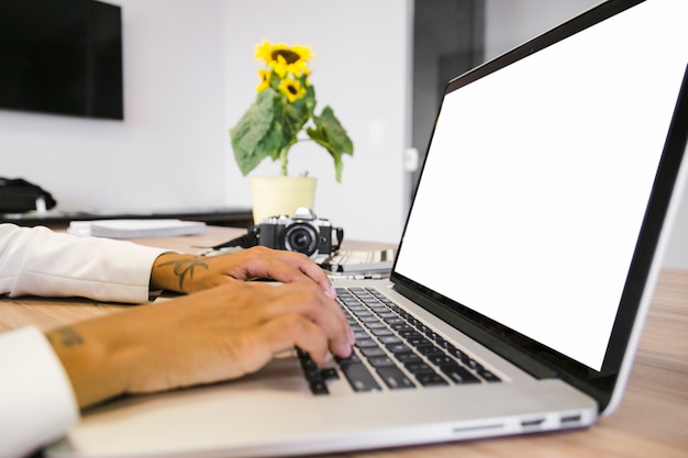 Mujer de negocios trabajando en la oficina