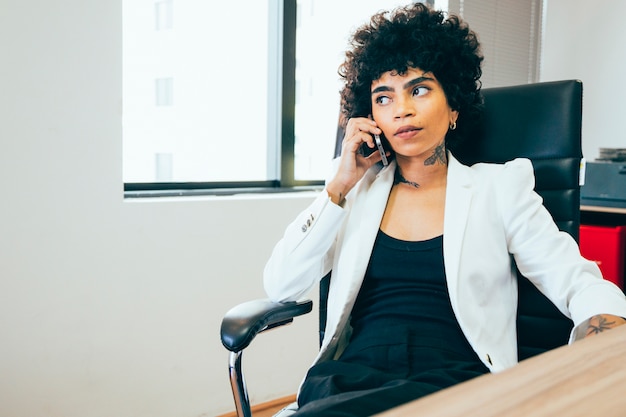 Foto gratuita mujer de negocios trabajando en la oficina