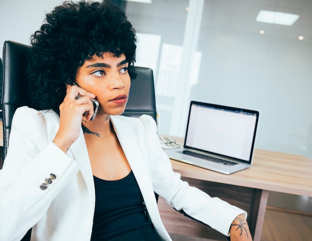 Foto gratuita mujer de negocios trabajando en la oficina