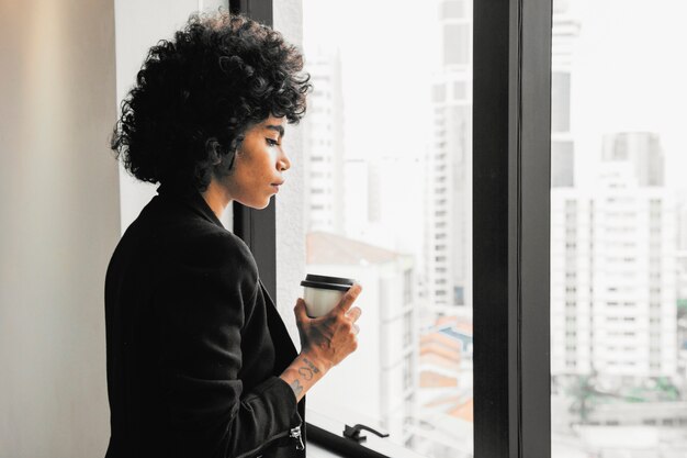 Mujer de negocios trabajando en la oficina