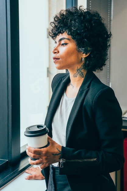 Foto gratuita mujer de negocios trabajando en la oficina