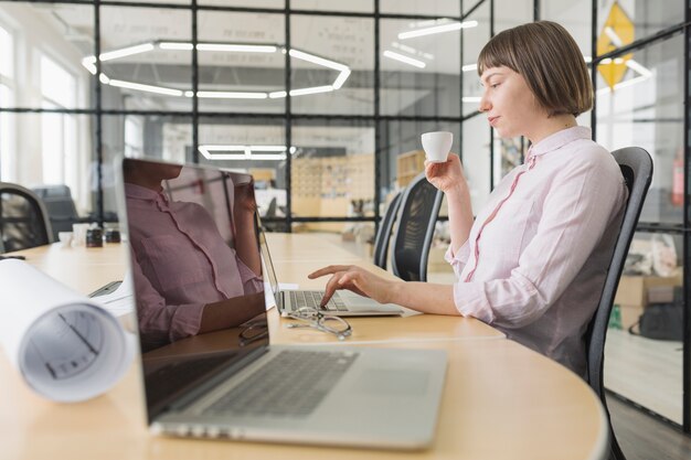 Mujer de negocios trabajando con portátil en oficina