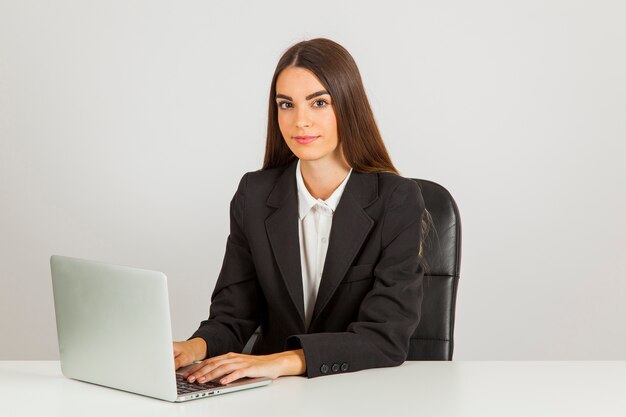 Mujer de negocios trabajando y posando