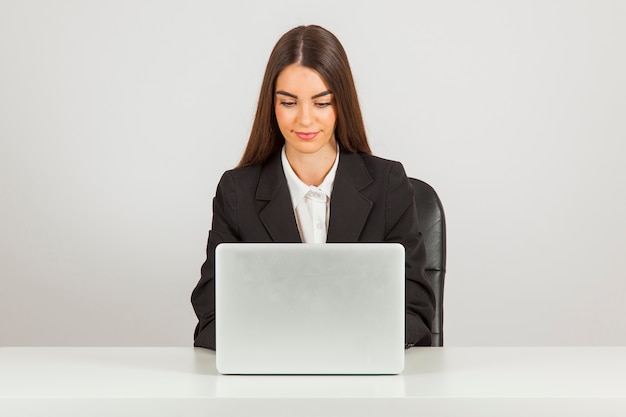 Mujer de negocios trabajando con su portátil