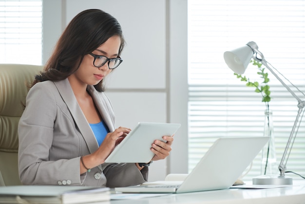 Mujer de negocios trabajando en tableta