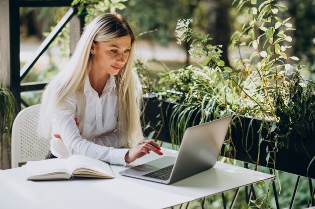 Mujer de negocios trabajando en tableta