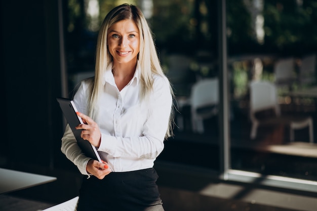 Mujer de negocios trabajando en tableta