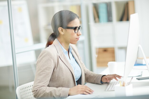 Mujer de negocios, trabajando