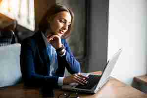 Foto gratuita mujer de negocios trabajando