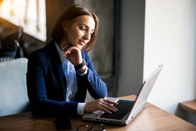 Mujer de negocios trabajando