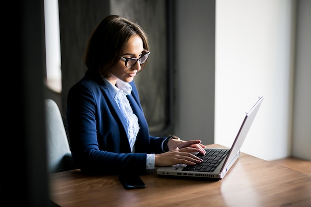 Mujer de negocios trabajando