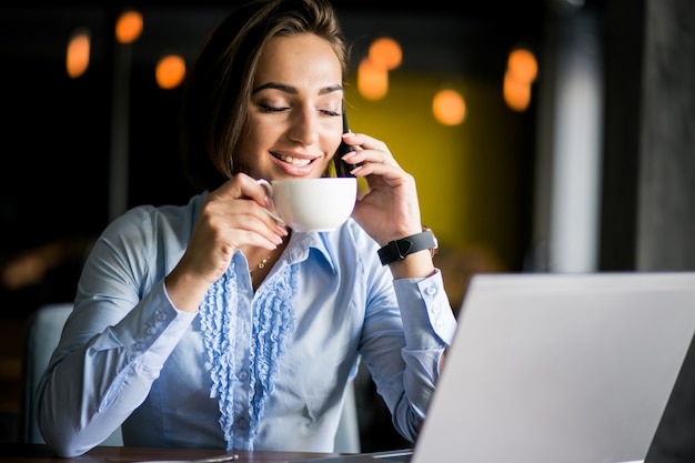 Mujer de negocios trabajando