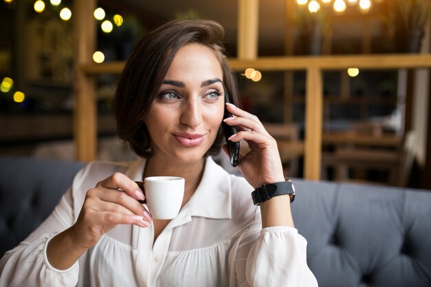 Mujer de negocios trabajando