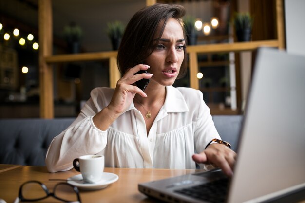 Mujer de negocios trabajando