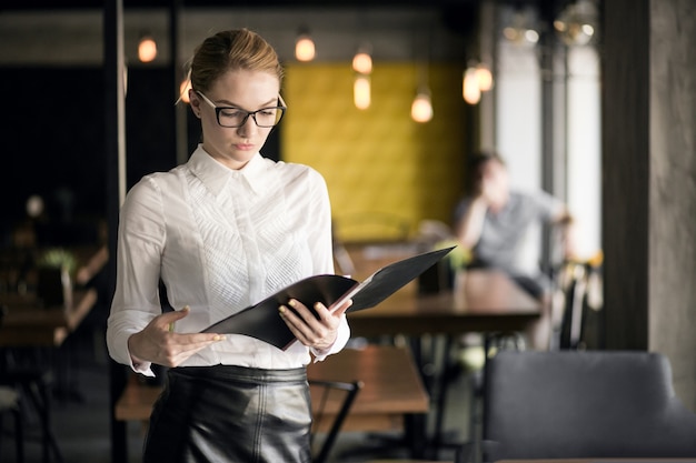 Mujer de negocios trabajando