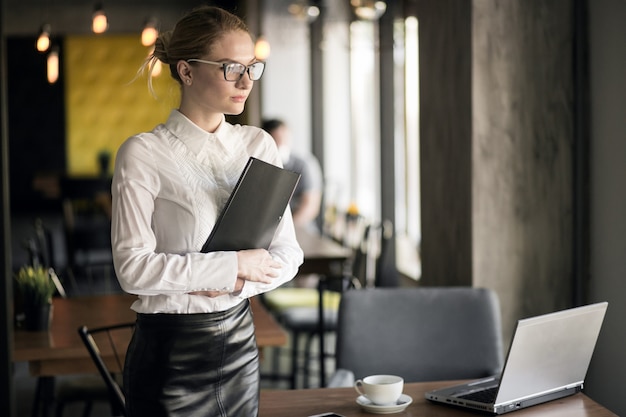 Foto gratuita mujer de negocios trabajando