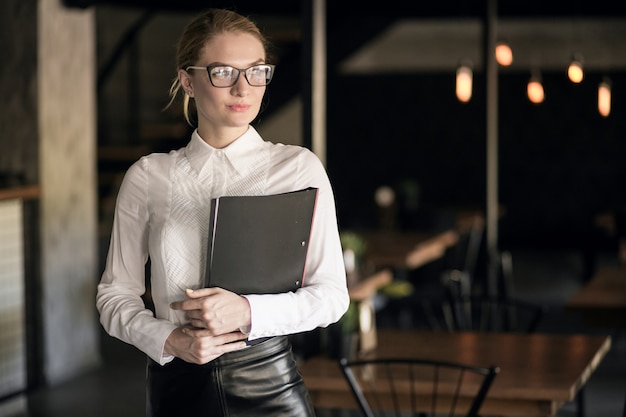 Mujer de negocios trabajando