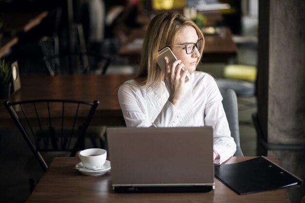 Mujer de negocios trabajando