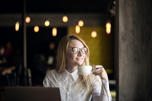 Mujer de negocios trabajando