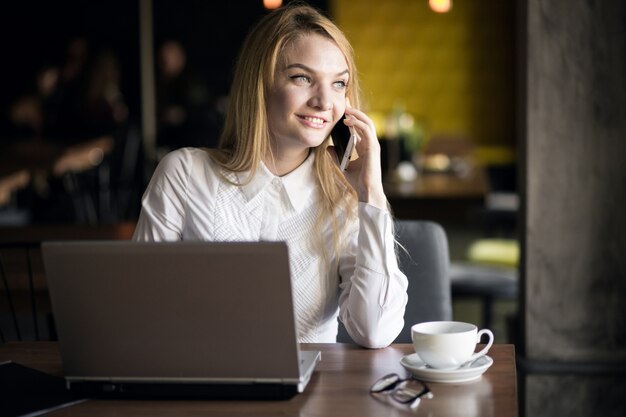 Mujer de negocios trabajando