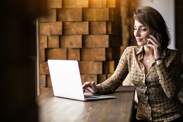 Mujer de negocios trabajando