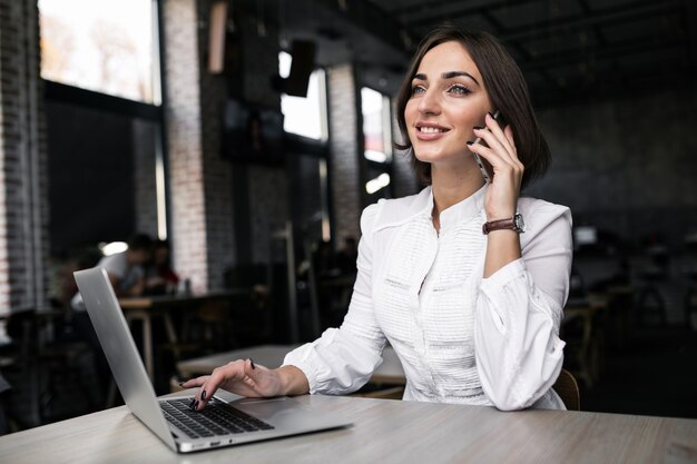 Mujer de negocios trabajando