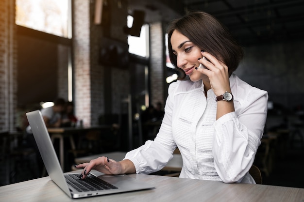 Mujer de negocios trabajando