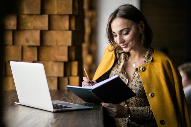 Mujer de negocios trabajando