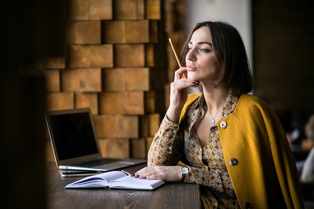 Mujer de negocios trabajando