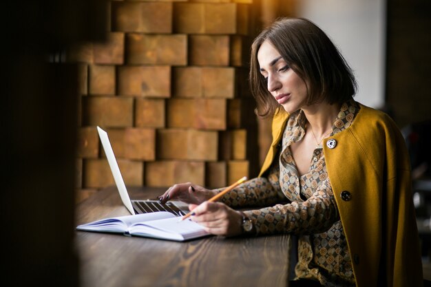 Mujer de negocios trabajando