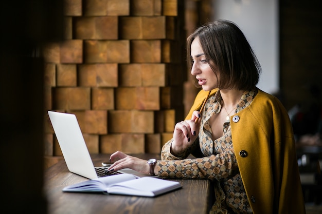 Mujer de negocios trabajando