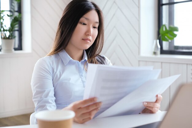 Mujer de negocios, trabajando