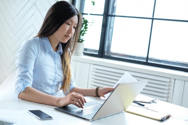 Mujer de negocios, trabajando