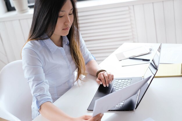 Mujer de negocios, trabajando